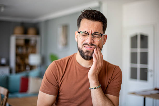 岡山市北区で歯がしみる|知覚過敏?虫歯?見分け方と対処法を解説